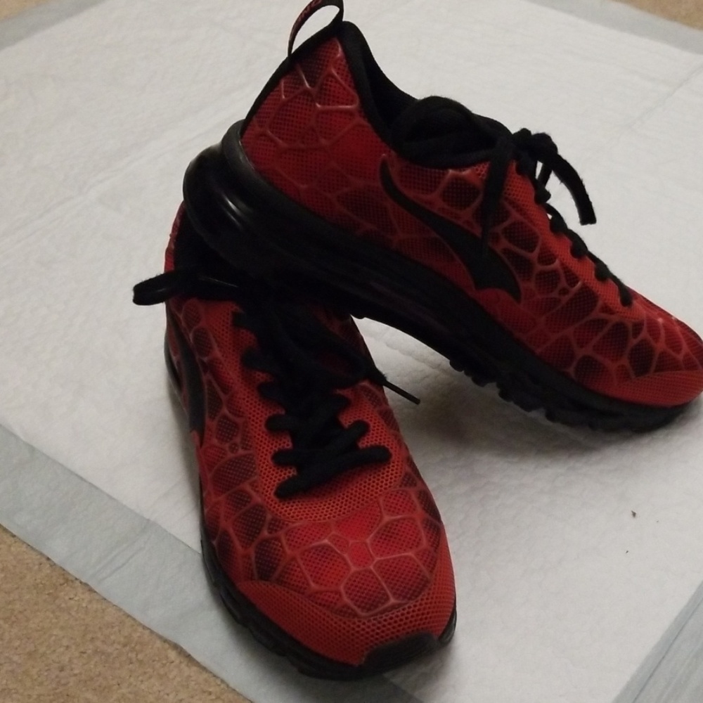 Tennis shoes